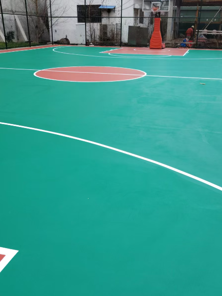 东区 球场长期使用易出现地面开裂